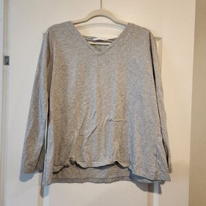 Zenana Outfitters Heather Gray V-Neck Top Size 1XL Euc